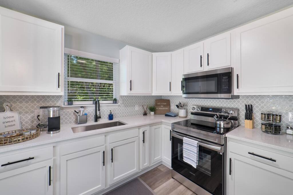 New Modern Bungalow Close To Downtown! Fully Fenced Yard St. Augustine Esterno foto
